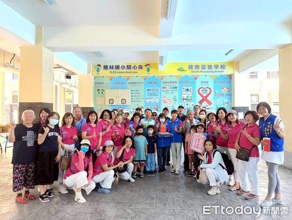 ▲台南市北區仁愛姊妹會與多個社團攜手送暖，帶著書包與麥當勞餐點到玉井層林國小，陪伴偏鄉學童迎新學期。（記者林東良翻攝，下同）