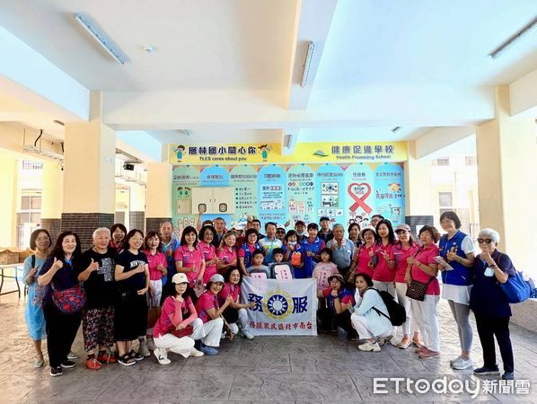 ▲台南市北區仁愛姊妹會與多個社團攜手送暖，帶著書包與麥當勞餐點到玉井層林國小，陪伴偏鄉學童迎新學期。（記者林東良翻攝，下同）