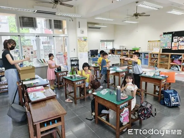 ▲台南市北區仁愛姊妹會與多個社團攜手送暖，帶著書包與麥當勞餐點到玉井層林國小，陪伴偏鄉學童迎新學期。（記者林東良翻攝，下同）