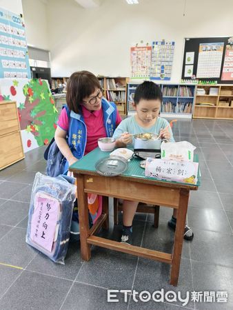 ▲台南市北區仁愛姊妹會與多個社團攜手送暖，帶著書包與麥當勞餐點到玉井層林國小，陪伴偏鄉學童迎新學期。（記者林東良翻攝，下同）