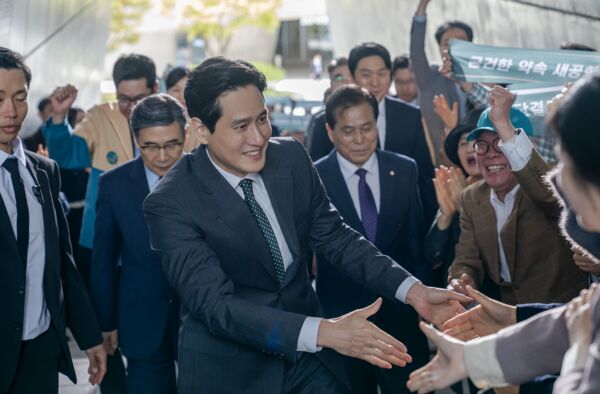 ▲▼全智賢喪夫宣布參選總統！最帥保鑣請來姜棟元貼身　《暴風圈》震撼開播。（圖／Disney+提供）