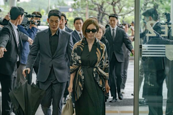 ▲▼全智賢喪夫宣布參選總統！最帥保鑣請來姜棟元貼身　《暴風圈》震撼開播。（圖／Disney+提供）