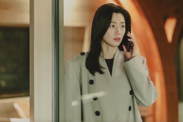 ▲▼全智賢喪夫宣布參選總統！最帥保鑣請來姜棟元貼身　《暴風圈》震撼開播。（圖／Disney+提供）