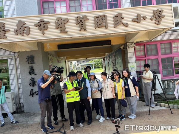 ▲台南市長黃偉哲12日前往東山區視察無人機巡查防疫狀況，肯定防疫團隊的辛勞。（記者林東良翻攝，下同）