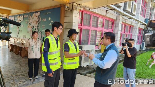▲台南市長黃偉哲12日前往東山區視察無人機巡查防疫狀況，肯定防疫團隊的辛勞。（記者林東良翻攝，下同）