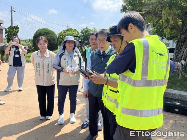 ▲台南市長黃偉哲12日前往東山區視察無人機巡查防疫狀況，肯定防疫團隊的辛勞。（記者林東良翻攝，下同）