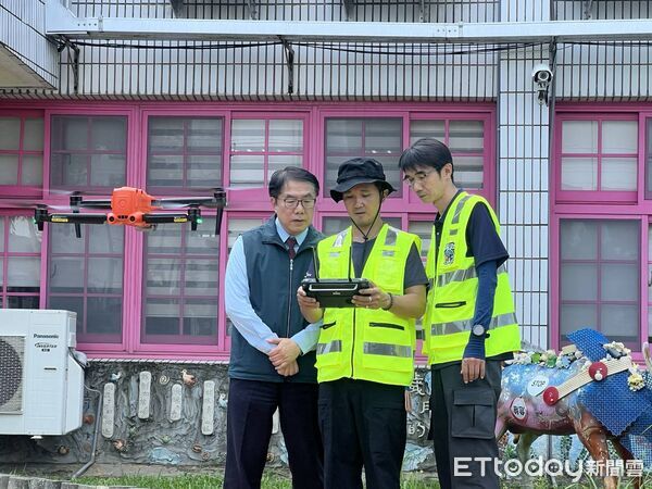 ▲台南市長黃偉哲12日前往東山區視察無人機巡查防疫狀況，肯定防疫團隊的辛勞。（記者林東良翻攝，下同）