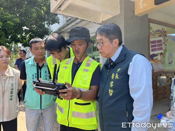 ▲台南市長黃偉哲12日前往東山區視察無人機巡查防疫狀況，肯定防疫團隊的辛勞。（記者林東良翻攝，下同）