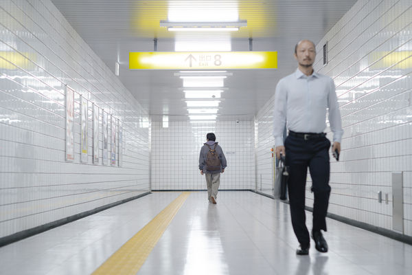 ▲▼西門町出現詭異8號出口！　「大叔微笑有異樣」路人嚇壞搶拍。（圖／壹壹喜喜電影股份有限公司提供）