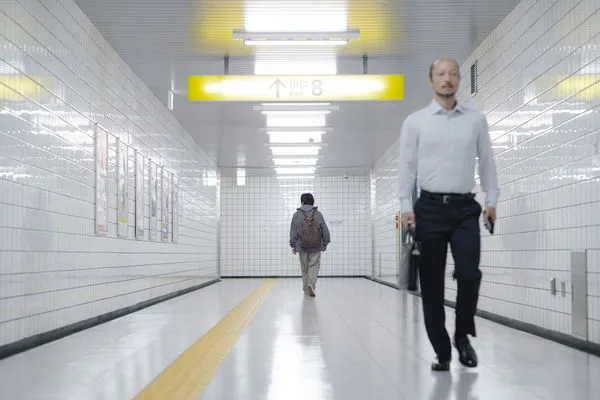 ▲▼西門町出現詭異8號出口！　「大叔微笑有異樣」路人嚇壞搶拍。（圖／壹壹喜喜電影股份有限公司提供）