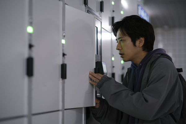 ▲▼西門町出現詭異8號出口！　「大叔微笑有異樣」路人嚇壞搶拍。（圖／壹壹喜喜電影股份有限公司提供）