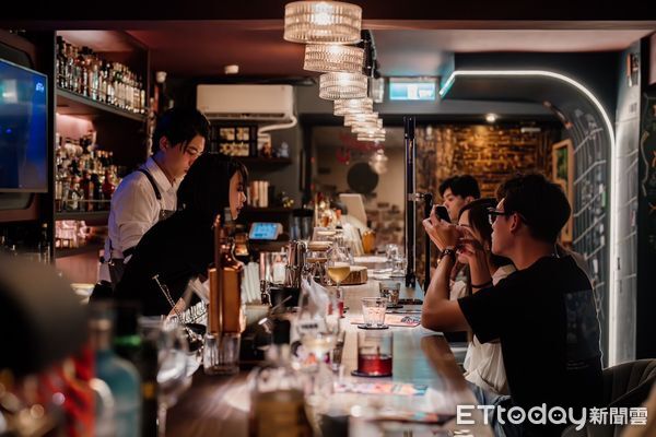 ▲憑飲酒手環到酒吧實體店面，招待一杯shot。（圖／記者許宥孺翻攝）