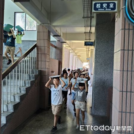 ▲台南市教育局，在新營區新民國小舉辦國家防災日校園地震疏散示範演練。（記者林東良翻攝，下同）