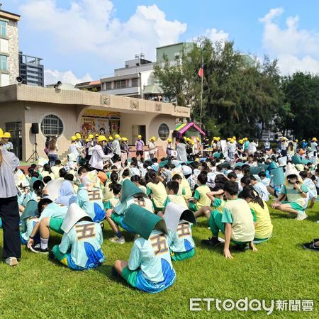 ▲台南市教育局，在新營區新民國小舉辦國家防災日校園地震疏散示範演練。（記者林東良翻攝，下同）