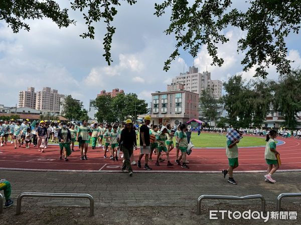 ▲台南市教育局，在新營區新民國小舉辦國家防災日校園地震疏散示範演練。（記者林東良翻攝，下同）