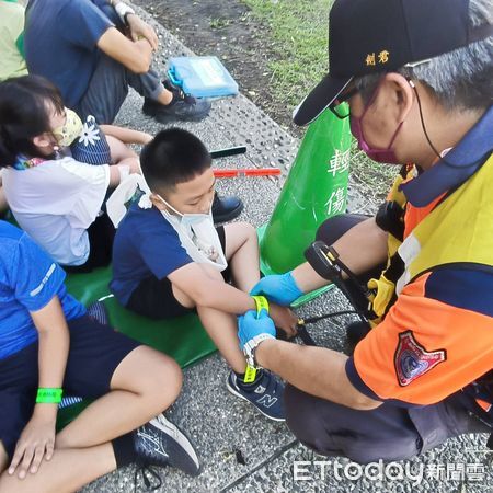 ▲台南市教育局，在新營區新民國小舉辦國家防災日校園地震疏散示範演練。（記者林東良翻攝，下同）