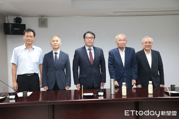 ▲日本蓬萊會代表篠原徹12日拜會台南市長黃偉哲，雙方交流能源與碳中和議題。（記者林東良翻攝，下同）