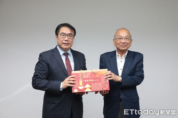 ▲日本蓬萊會代表篠原徹12日拜會台南市長黃偉哲，雙方交流能源與碳中和議題。（記者林東良翻攝，下同）