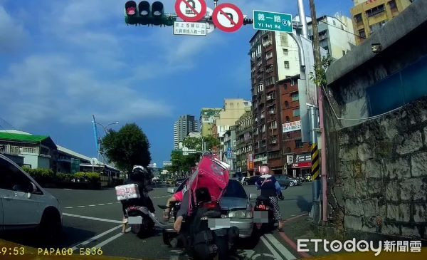 ▲黃男駕駛自小客車高速衝撞對向車道停紅燈的機車。（圖／記者郭世賢翻攝）