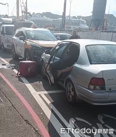 ▲黃男駕駛自小客車高速衝撞對向車道停紅燈的機車。（圖／記者郭世賢翻攝）