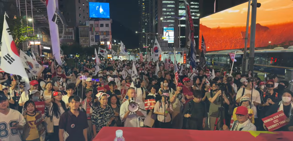 ▲▼南韓極右保守派團體「自由大學」揮著南韓與美國國旗，進入首爾市中區明洞進行反中抗議。（圖／翻攝自韓網）