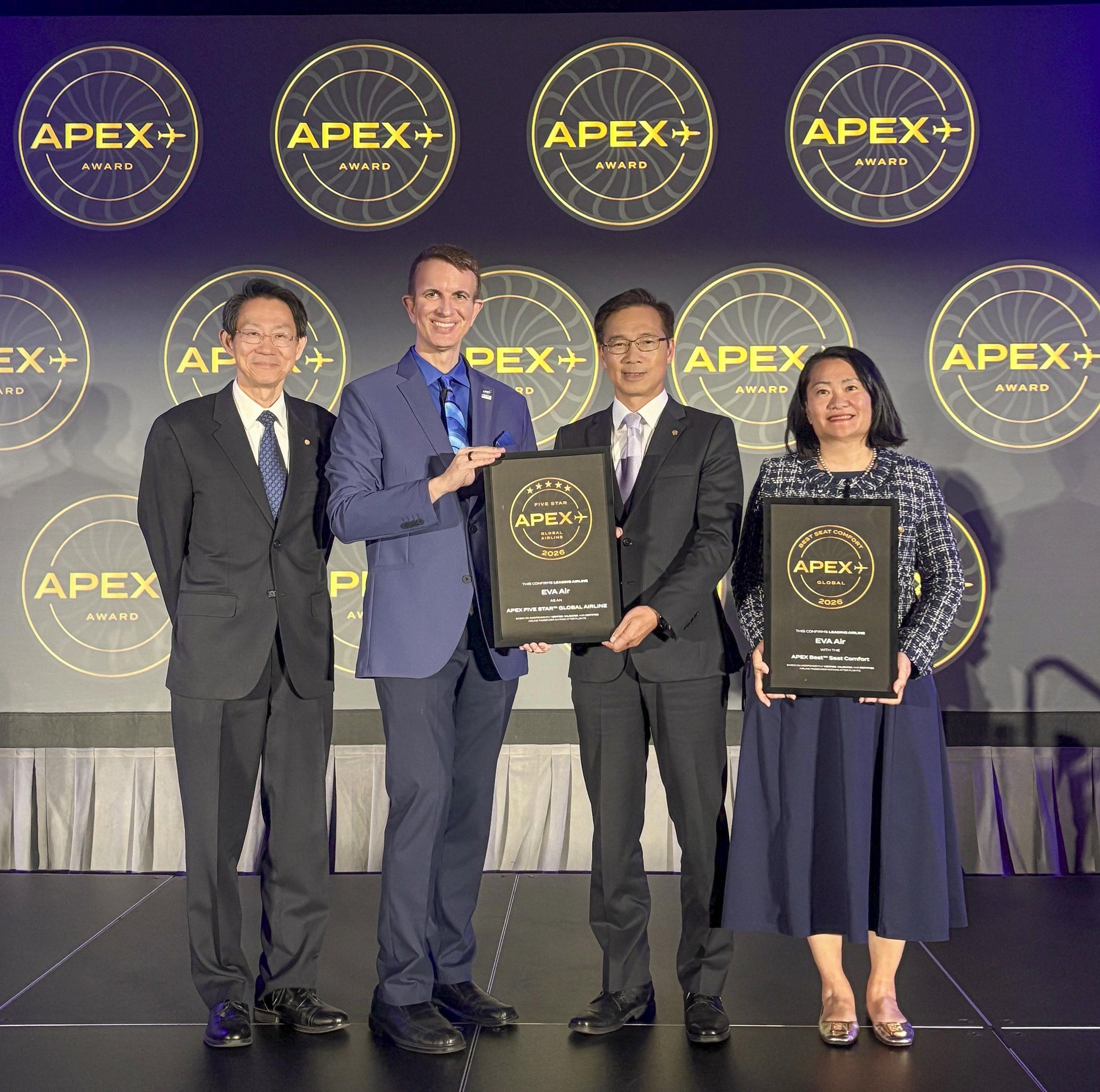 ▲▼航空乘客體驗協會APEX於美國加州長灘市舉行頒獎典禮，長榮航空榮獲「全球五星級航空公司」及「最佳座椅舒適度」雙料大獎。（圖／長榮航提供）