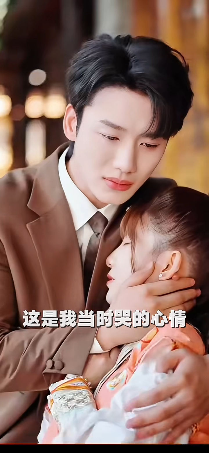 ▲▼短劇男神李子杰下跪戲大穿幫，褲襠破洞正面入鏡。（圖／翻攝自微博）