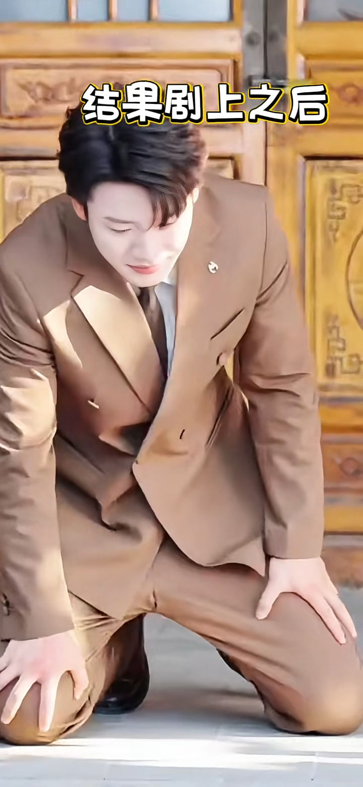 ▲▼短劇男神李子杰下跪戲大穿幫，褲襠破洞正面入鏡。（圖／翻攝自微博）