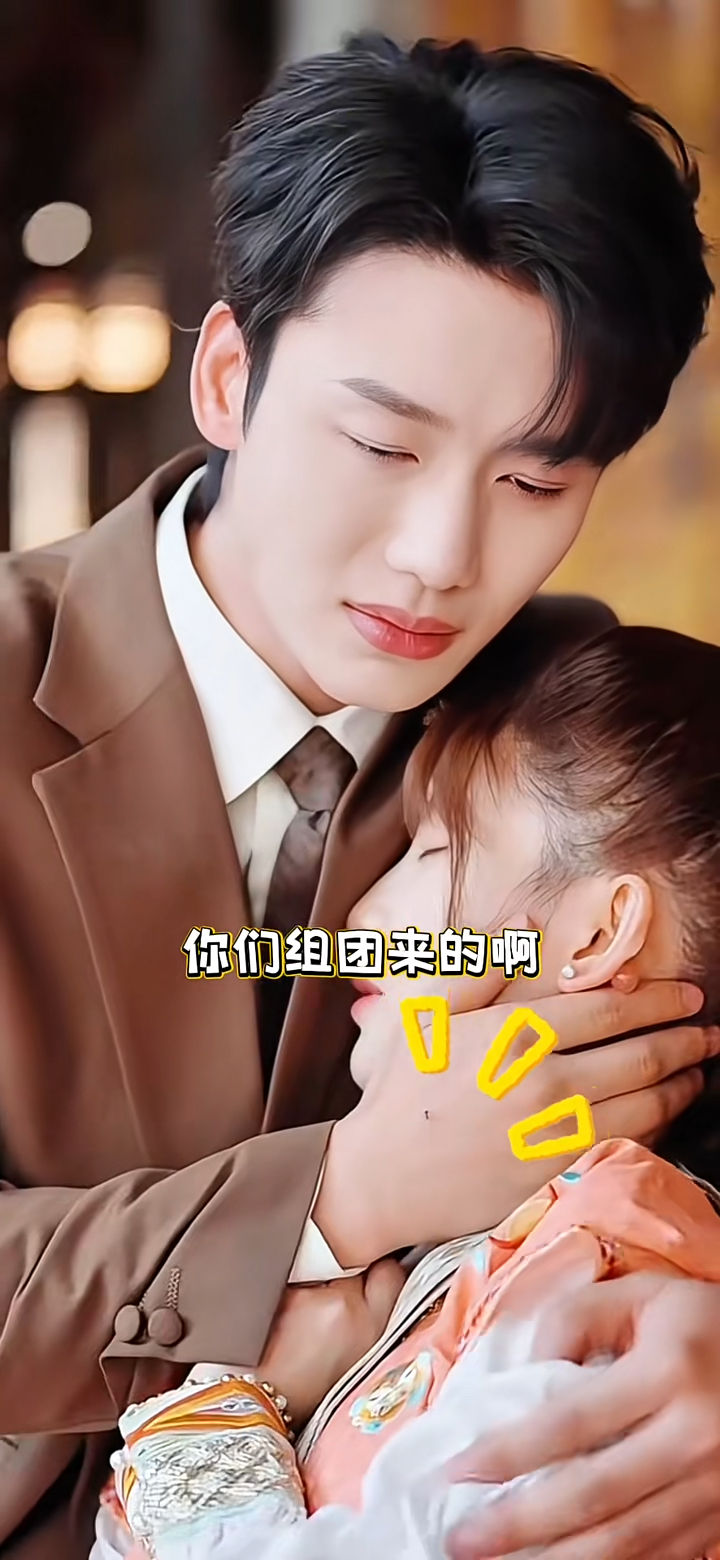 ▲▼短劇男神李子杰下跪戲大穿幫，褲襠破洞正面入鏡。（圖／翻攝自微博）