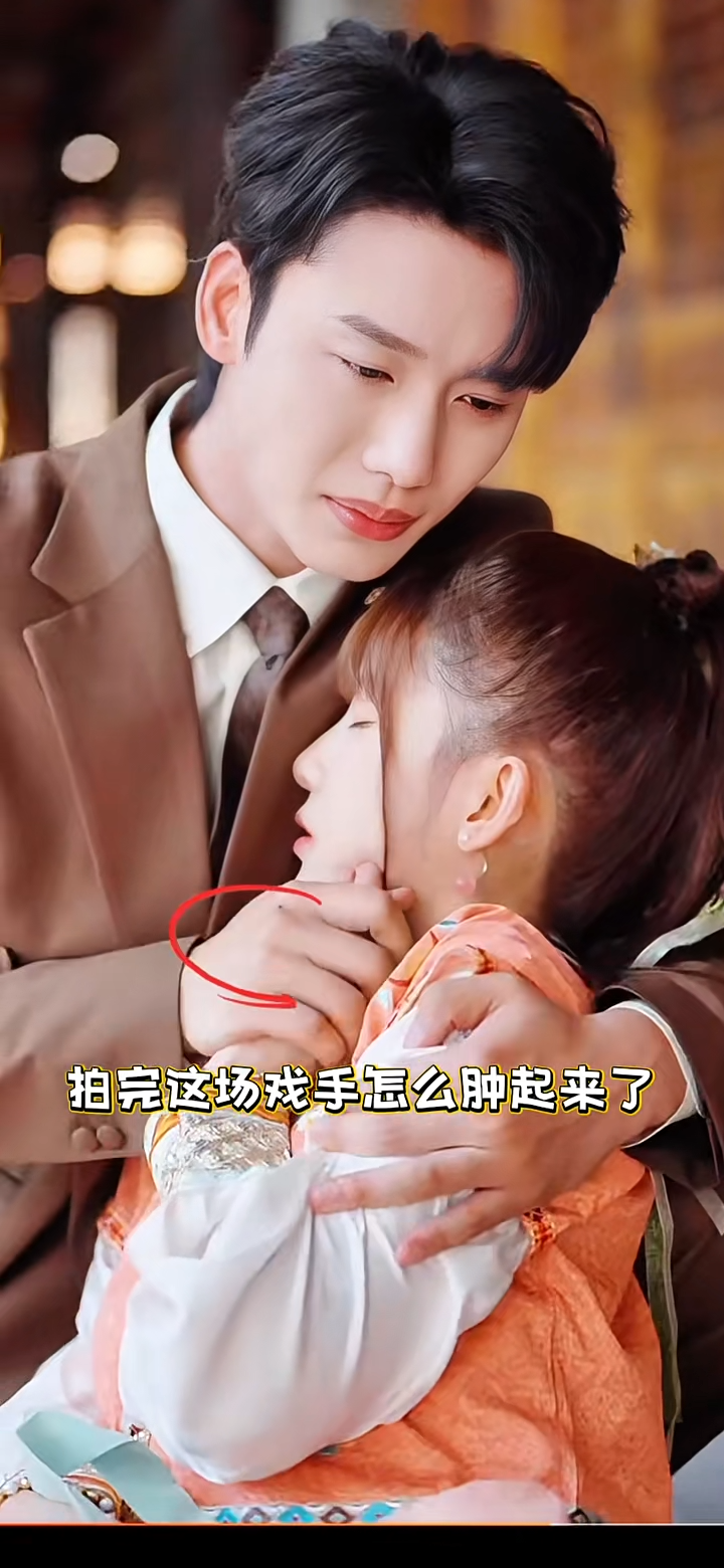 ▲▼短劇男神李子杰下跪戲大穿幫，褲襠破洞正面入鏡。（圖／翻攝自微博）