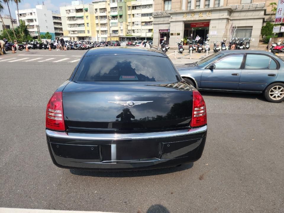 ▲▼      吃力了⋯國產車阿北撞「行動豪宅」賓利？網看車款吵翻　達人公布答案       。（圖／翻攝自Facebook／綠豆嘉義人）