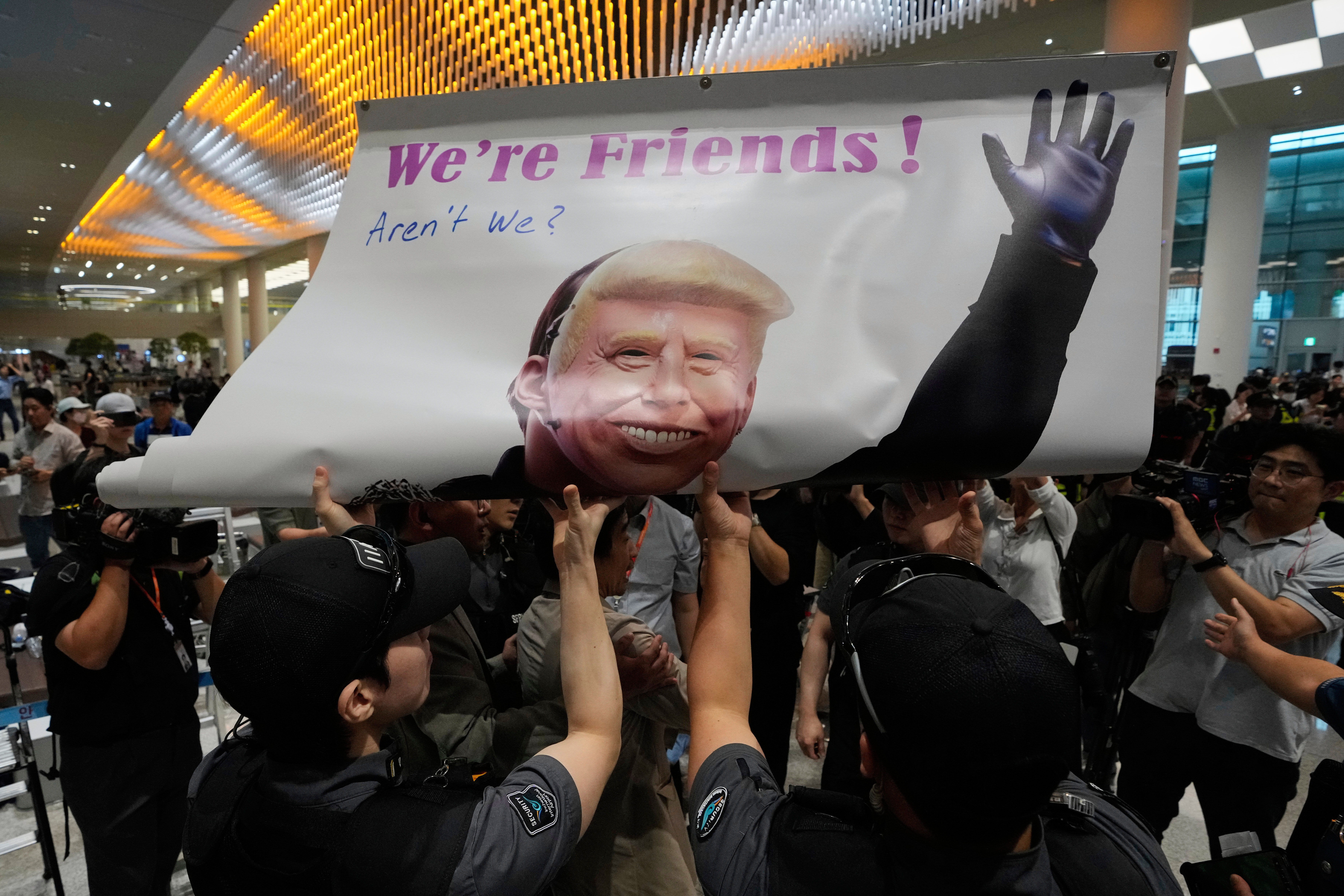 ▲▼遭美國移民當局拘留數日的韓籍勞工，12日下午搭乘南韓政府包機返抵仁川機場。（圖／達志影像／美聯社）