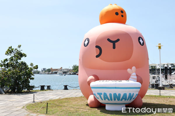 ▲卡比胖拉水上巨偶首度現身安平漁人碼頭，吸引大批遊客拍照打卡。（記者林東良翻攝，下同）