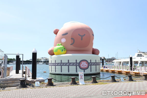 ▲卡比胖拉水上巨偶首度現身安平漁人碼頭，吸引大批遊客拍照打卡。（記者林東良翻攝，下同）