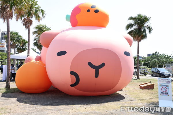 ▲卡比胖拉水上巨偶首度現身安平漁人碼頭，吸引大批遊客拍照打卡。（記者林東良翻攝，下同）