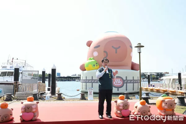 ▲卡比胖拉水上巨偶首度現身安平漁人碼頭，吸引大批遊客拍照打卡。（記者林東良翻攝，下同）