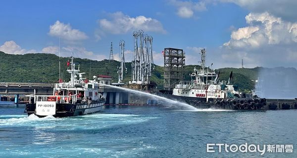 ▲新北深澳港操演 海巡中油跨域合作強化應變。（圖／記者郭世賢翻攝）