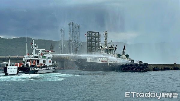 ▲新北深澳港操演 海巡中油跨域合作強化應變。（圖／記者郭世賢翻攝）