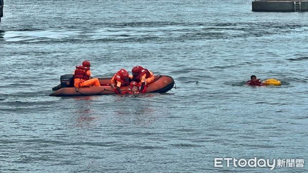 ▲新北深澳港操演 海巡中油跨域合作強化應變。（圖／記者郭世賢翻攝）