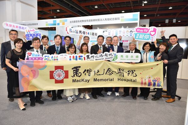 ▲▼台灣永續能源研究基金會董事長簡又新（右5）特別到馬偕紀念醫院攤位支持並合影。（圖／馬偕醫院提供）