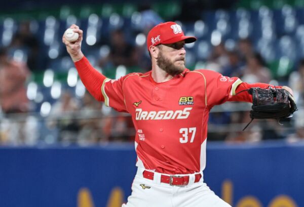 ▲曾聖安、鋼龍             。（圖／味全龍提供）