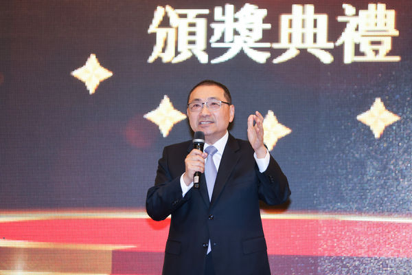▲新北里環境認證頒獎 侯友宜親謝里長志工。（圖／新北市新聞局提供）