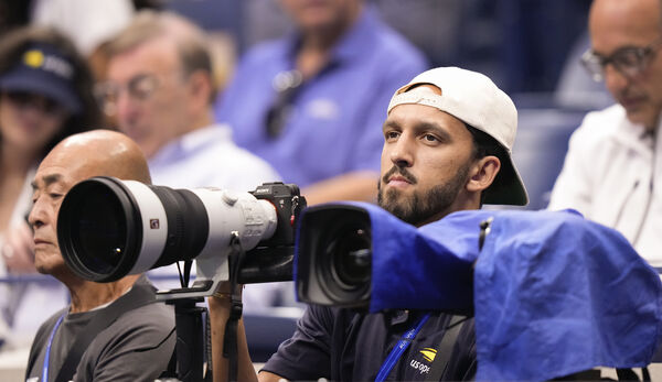 ▲休賽季客串美網攝影師的沙米特，與母隊紐約尼克簽下1年合約。（圖／達志影像／美聯社）