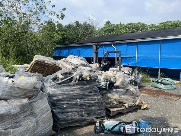 ▲專案小組人員在屏東縣南州鄉查獲事業廢棄物。（圖／民眾提供）