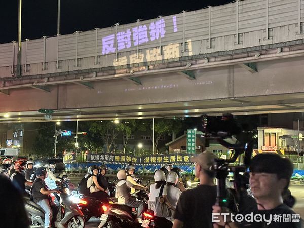 ▲▼   反對拆除圓環的民眾晚間用投印象打出大大的字在基隆路高架橋      。（圖／記者崔至雲攝）
