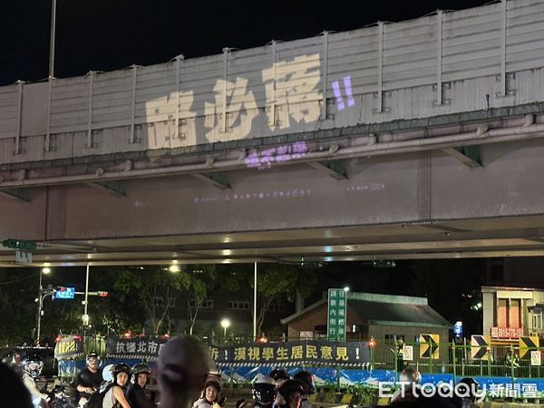 ▲▼   反對拆除圓環的民眾晚間用投印象打出大大的字在基隆路高架橋      。（圖／記者崔至雲攝）