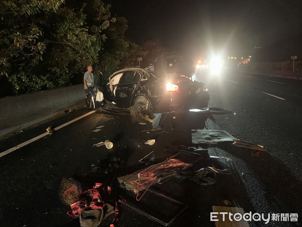 ▲▼國道3號深夜嚴重車禍！車輛翻覆倒路中　駕駛逃逸。（圖／記者沈繼昌翻攝）