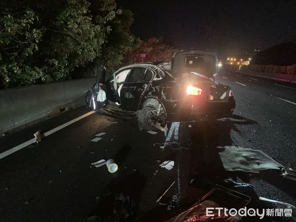 ▲▼國道3號深夜嚴重車禍！車輛翻覆倒路中　駕駛逃逸。（圖／記者沈繼昌翻攝）