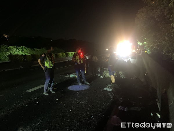 ▲▼國道3號深夜嚴重車禍！車輛翻覆倒路中　駕駛逃逸。（圖／記者沈繼昌翻攝）