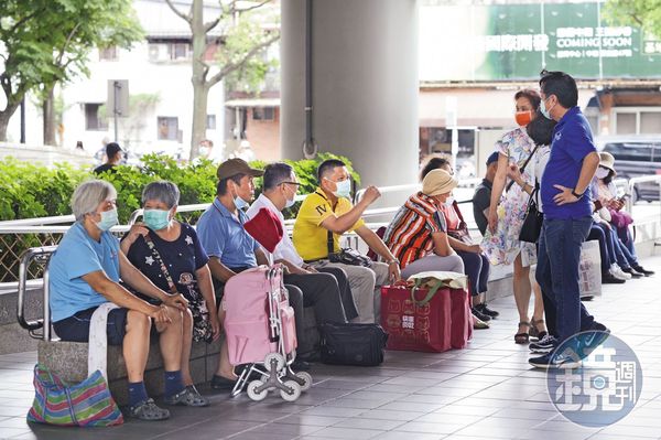 台灣社會快速老化，民眾應該檢視手上醫療險保單有無符合現況。（示意圖，本刊資料照）